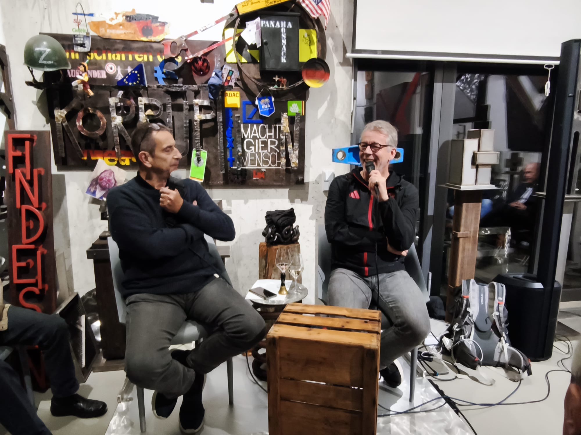 Moderator und Kutschke im Gespräch 